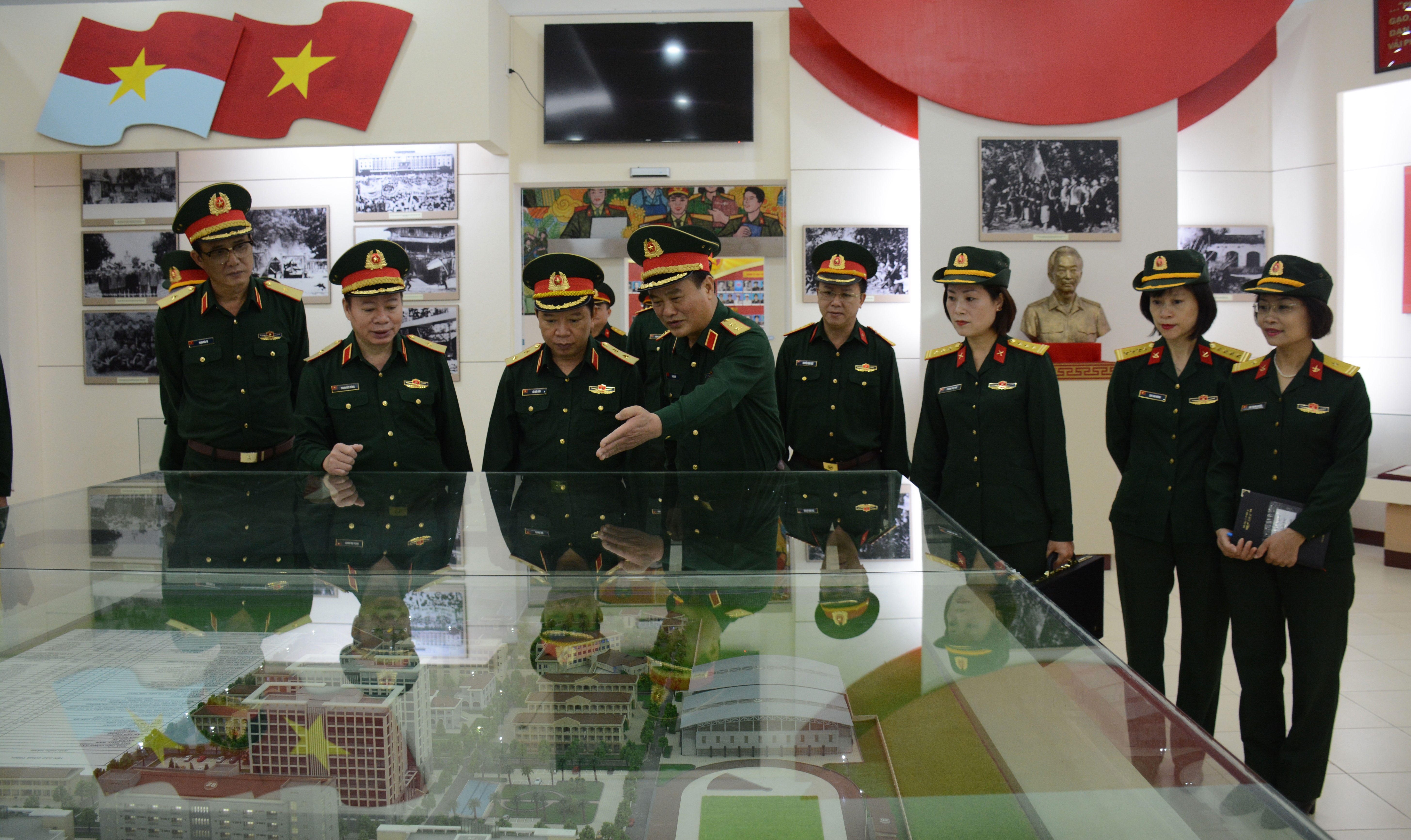 Ban Vì sự tiến bộ của phụ nữ Bộ Quốc phòng kiểm tra tại Học viện Hậu cần